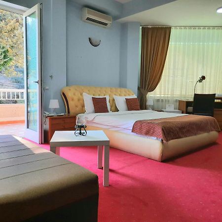 Hotel Aristocrat & Fish Restaurant Skopje Ngoại thất bức ảnh