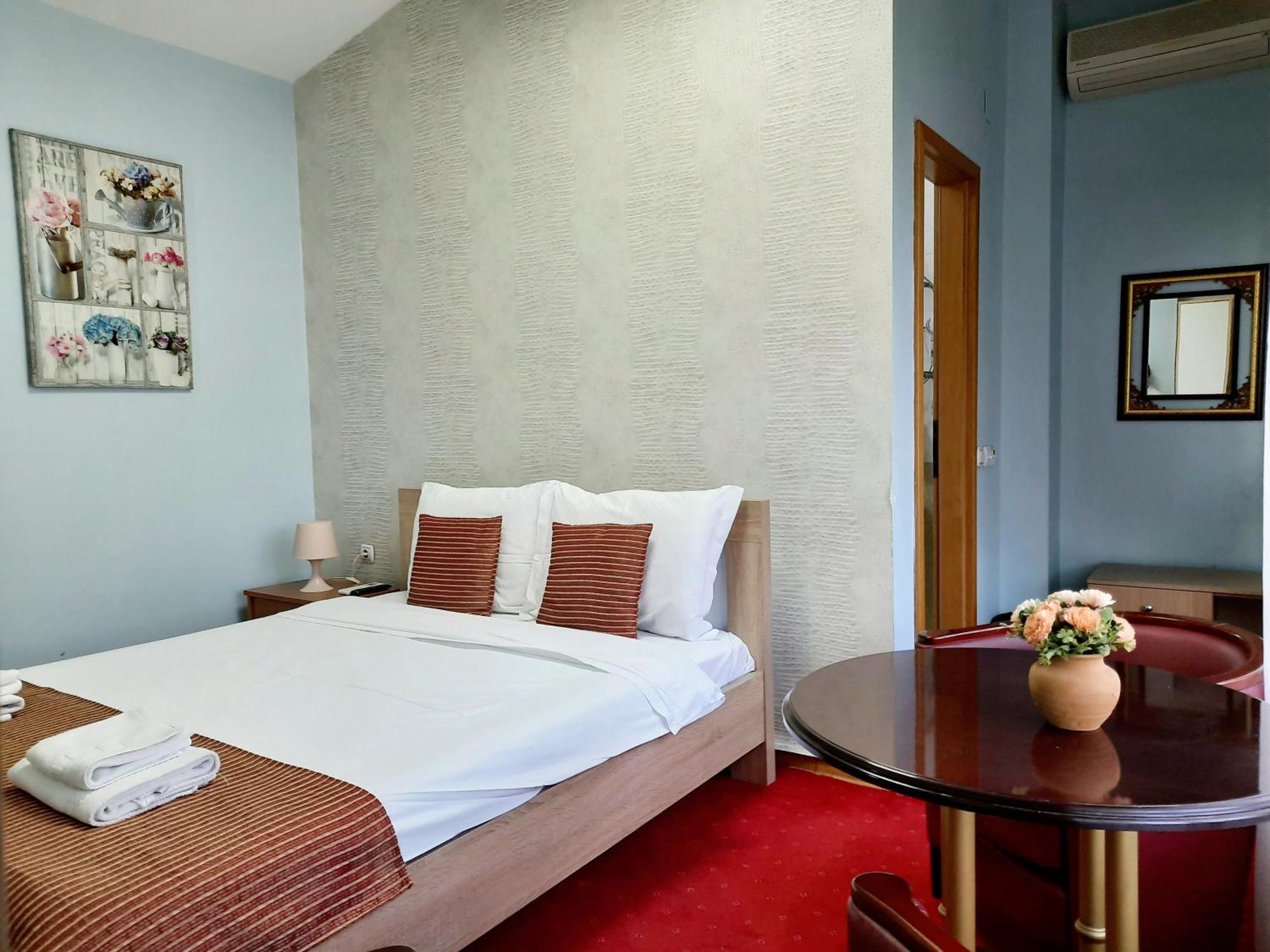 Hotel Aristocrat & Fish Restaurant Skopje Phòng bức ảnh